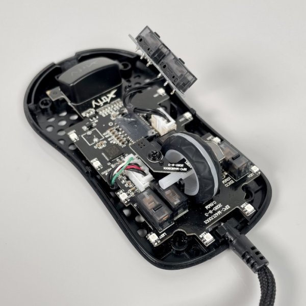 Xtrfy M42 RGB black Gaming Maus mit Kailh GM 8.0 black Switches & Kailh red Encoder